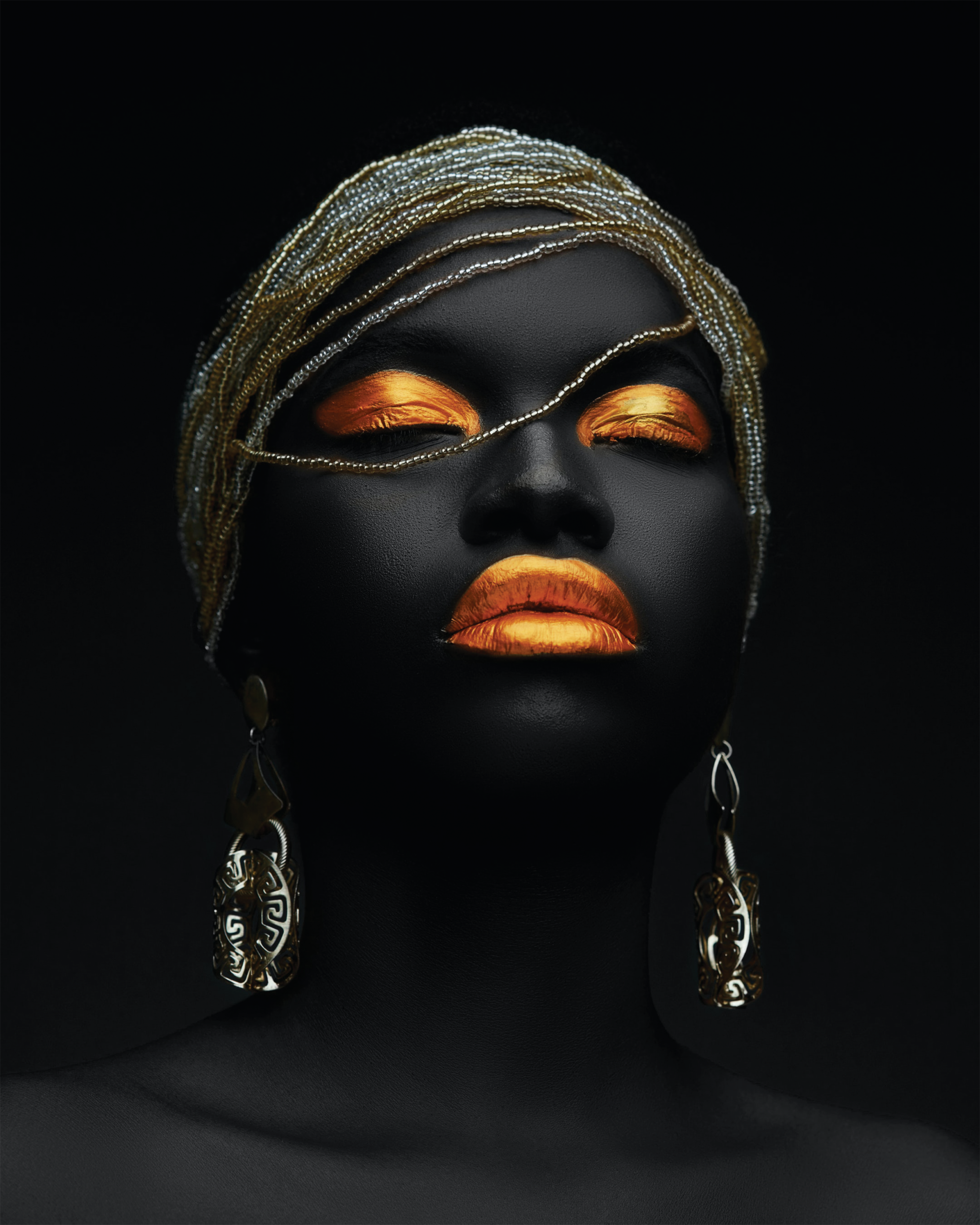 Portrait artistique féminin avec maquillage doré sur fond sombre